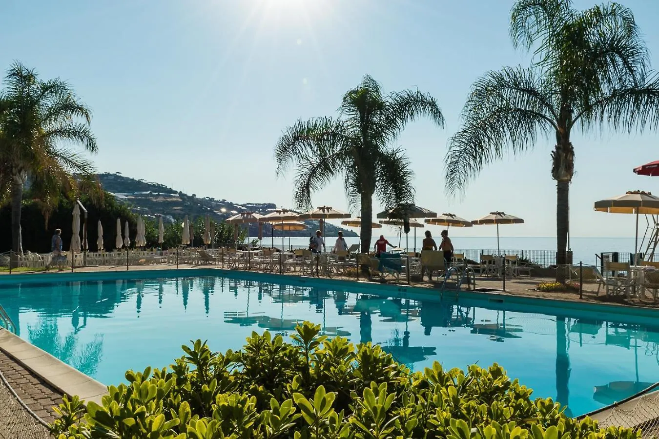 Elegante Appartamento con Piscina - Wifi e Box Privato Sanremo