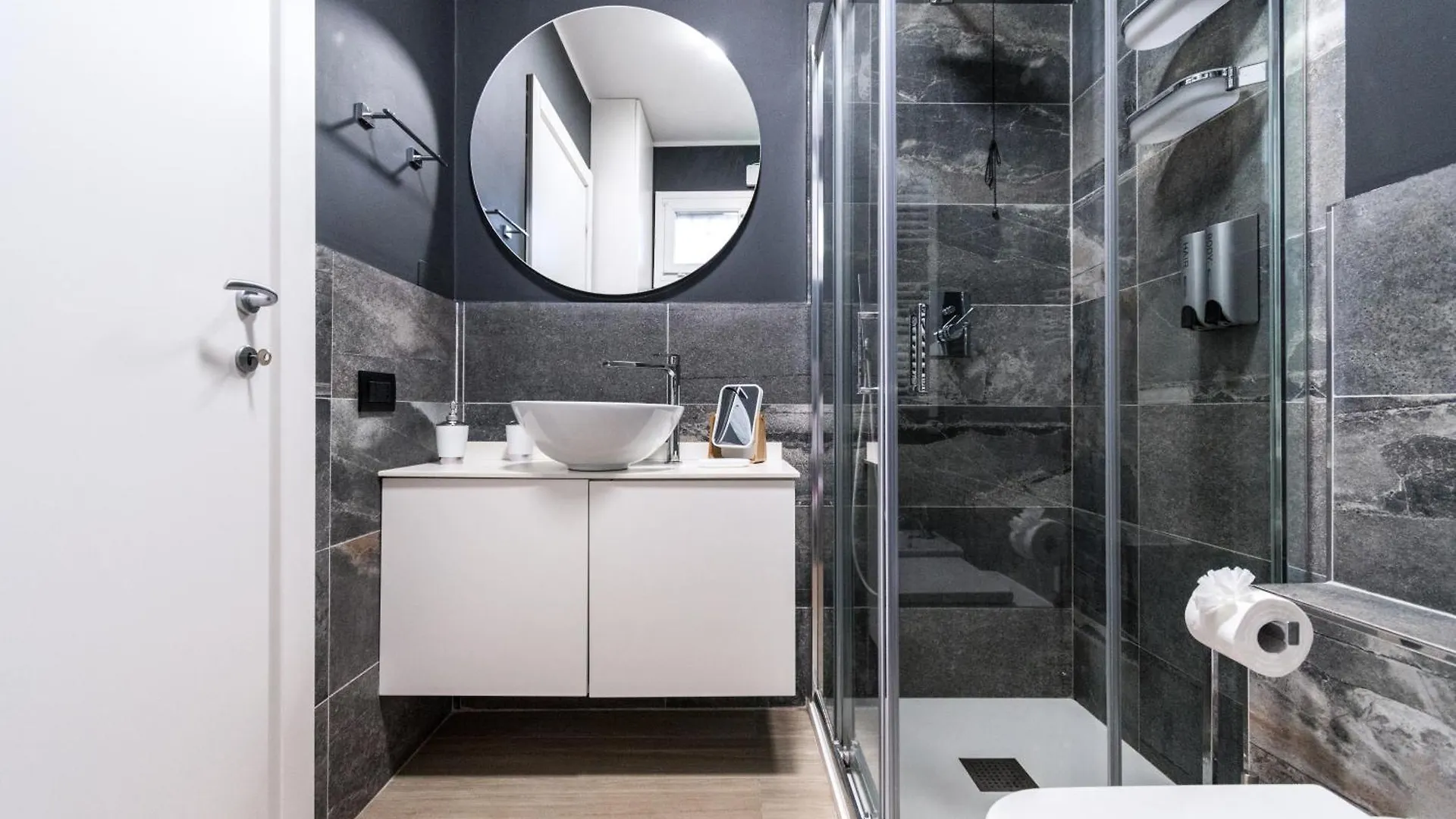 Elegante Appartamento con Piscina - Wifi e Box Privato Sanremo